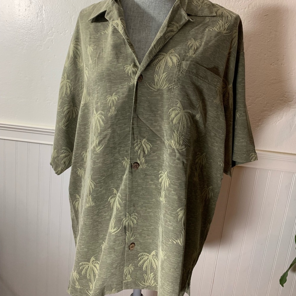 Tommy Bahama large button down short sleeve
